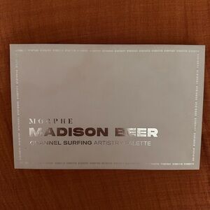 Morphe Madison Beer Channel Surfing palette